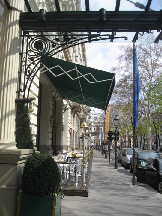 Eingang und Schanigarten Grand Hotel Wien