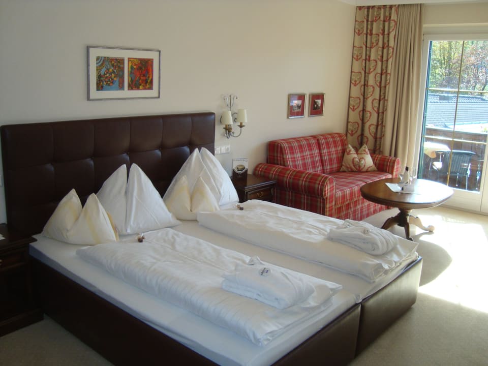 Doppelbett, Couch & Tisch Romantik SPA Hotel Seefischer