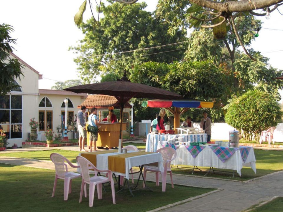 Frühstück im Garten Golden Express Hotel