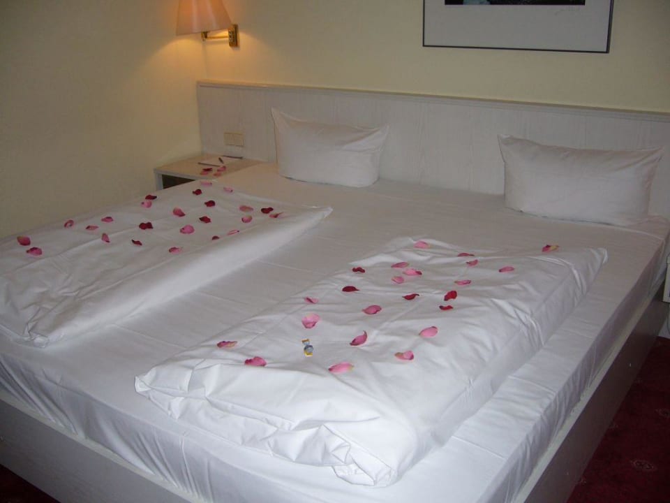 Dekoriertes Bett ACHAT Hotel Schwetzingen Heidelberg