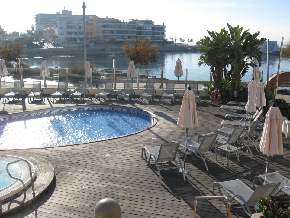 Pool mit Blick aufs Meer AluaSoul Palma