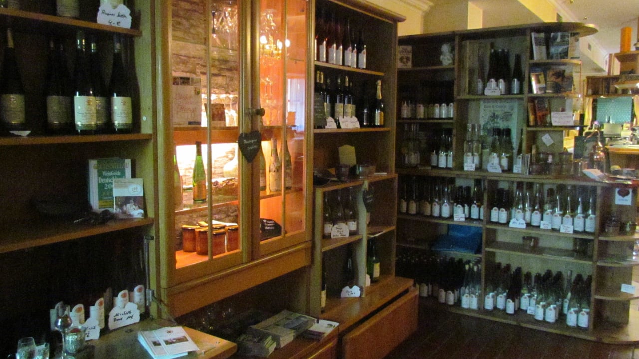 Weinregal Moselwein Hotel Moselsteig