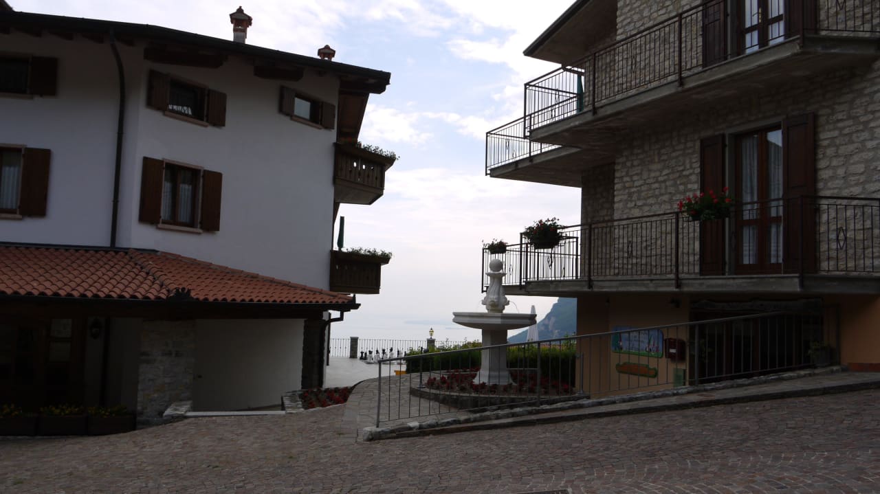 Zur Hotellobby re. Spielzimmer für die Kids Residence Panorama La Forca