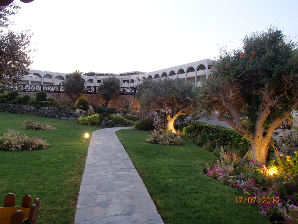 Ogród przed naszą częscią hotelu Hotel Kalithea Horizon Royal