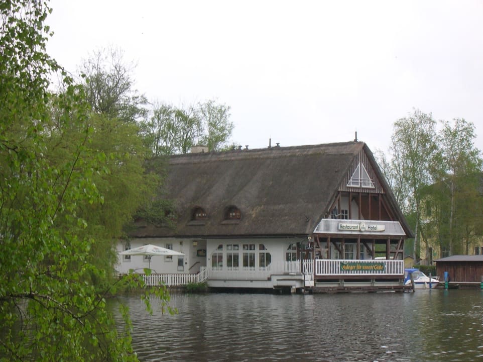 Hotel auf der Müritz mit Anleger für die Gäste Hotel Seglerheim