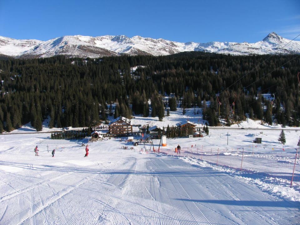 Ansicht des Hotels vom Skihang aus Hotel Kreuzberg Monte Croce