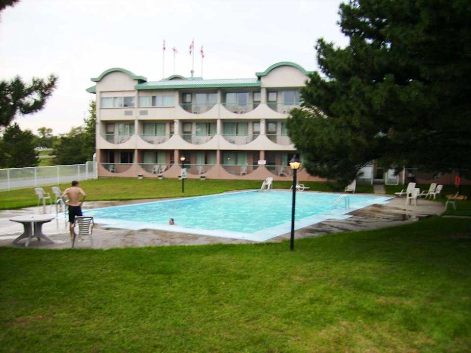 Der Pool des Days Inn Kingston Ramada Kingston Hotel and Conference Centre