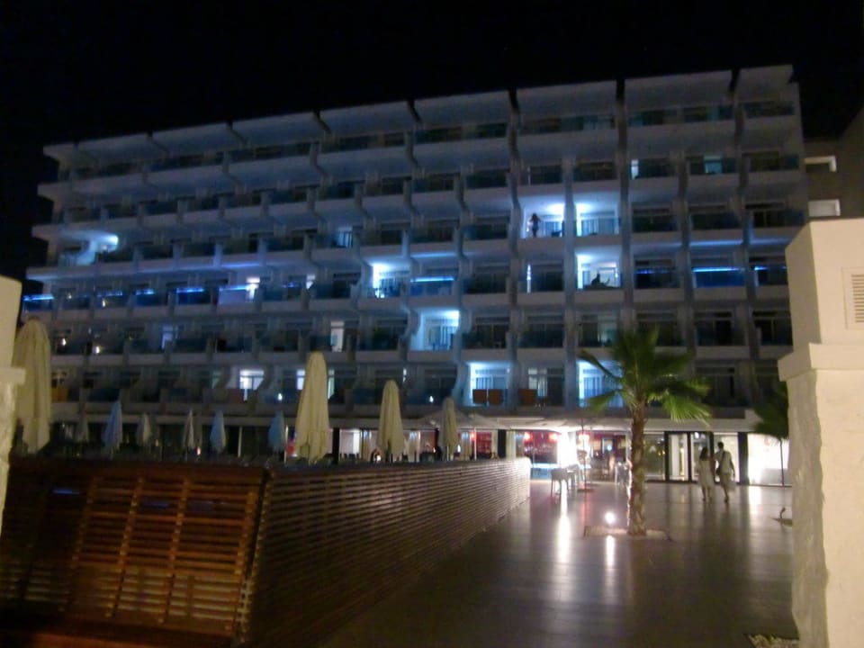 Bei Nacht Iberostar Waves Bahia de Palma