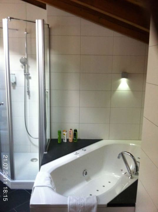 Bad mit Whirlpool Hotel National Zermatt