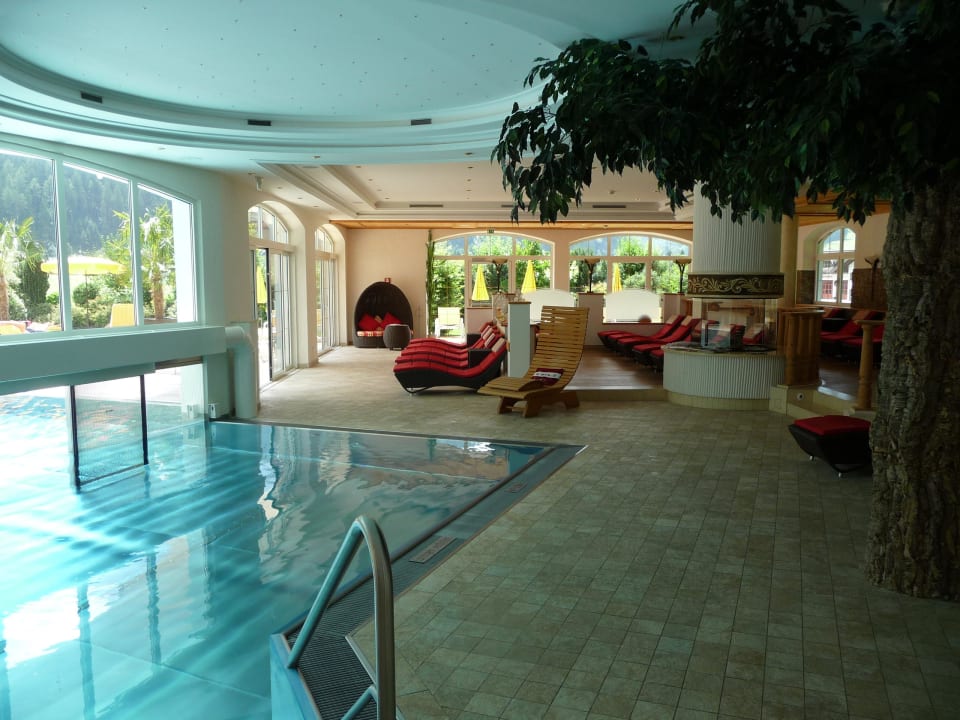 Inneneinstieg des Pools mit Erholungsbereich Hotel Edenlehen