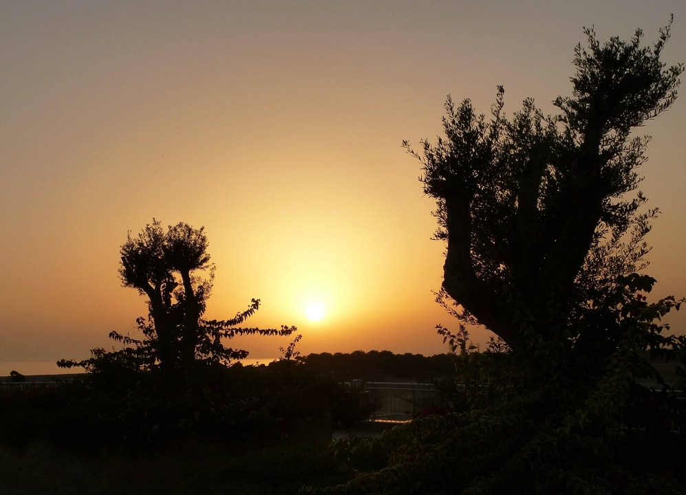 Sonnenuntergang von der Dachterrasse Sunmelia Beach Resort