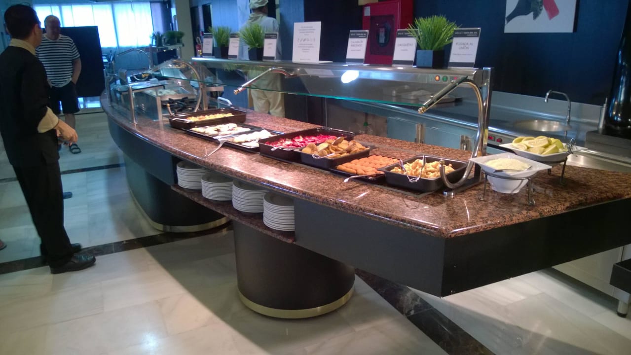 Fleisch, Fisch uns Show-Küche beim Abendessen Meliá Costa del Sol