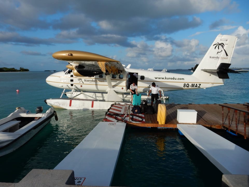 Wasserflugzeug am hoteleigenen Steg Kuredu Island Resort & Spa