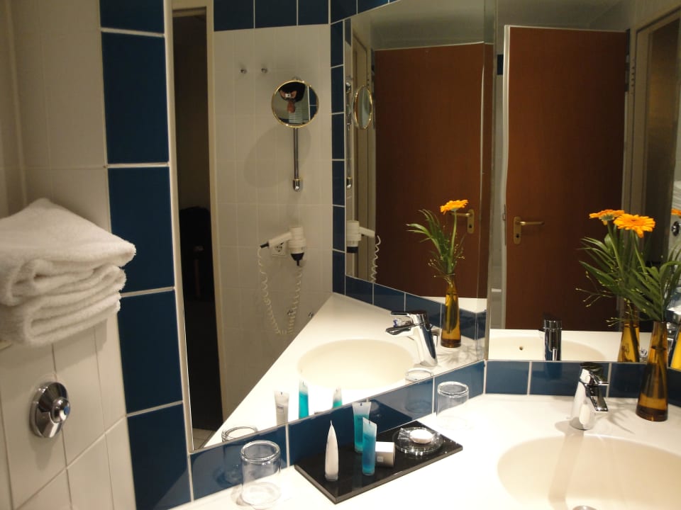 Schönes Badezimmer mit grossem Spiegel Dorint Hotel Dresden