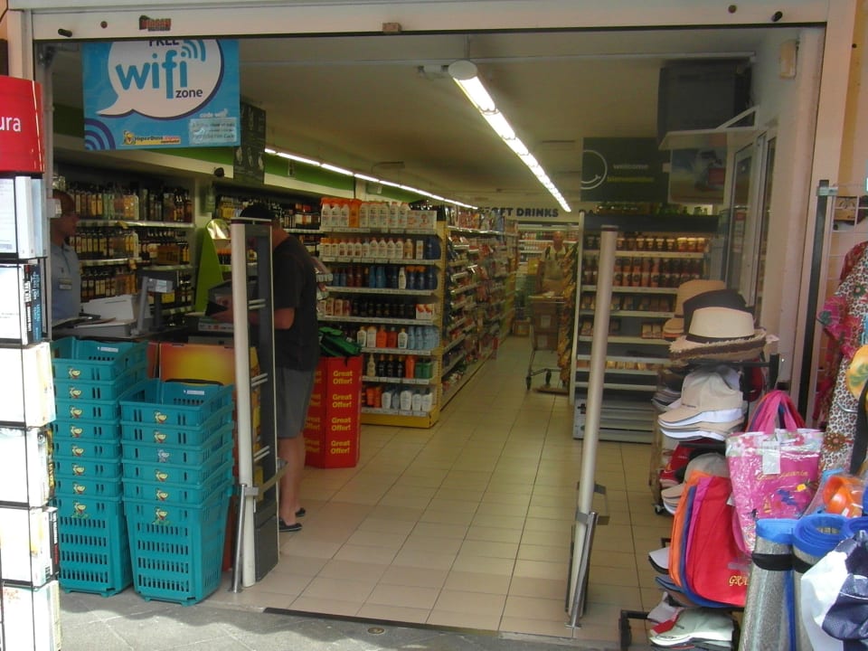 Supermarkt im Haus Apartamentos Los Aguacates