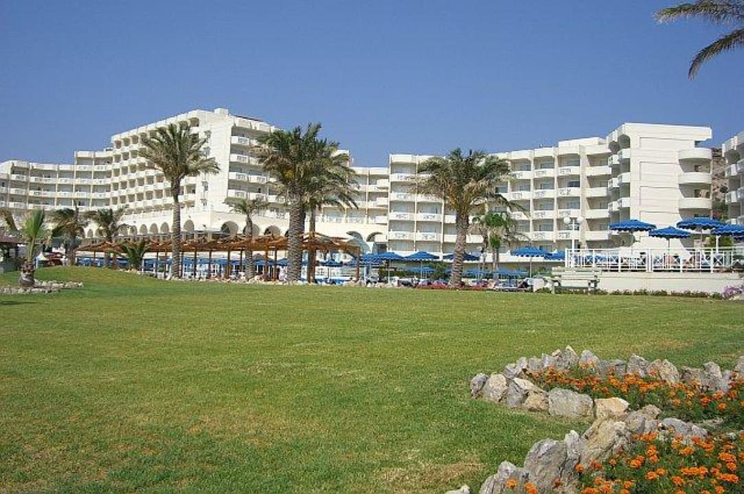 Das Hotel vom Strand aus Rodos Palladium Leisure & Wellness