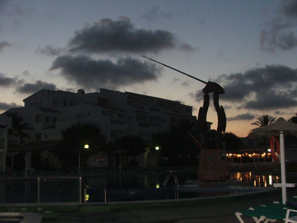 Poollandschaft bei Nacht FERGUS Style Bahamas