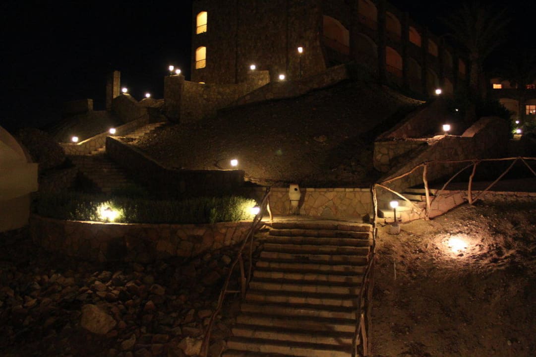 Weg zum Mountain Inn Brayka Bay Resort