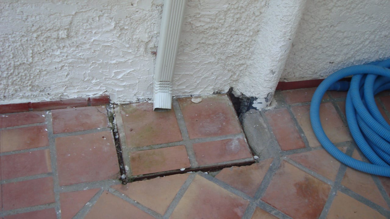 Regenrinne neben dem Pool Potidea Golden Beach Hotel - Across Hotels & Resorts