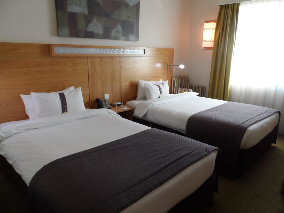 Bett Holiday Inn Express Dubai Airport