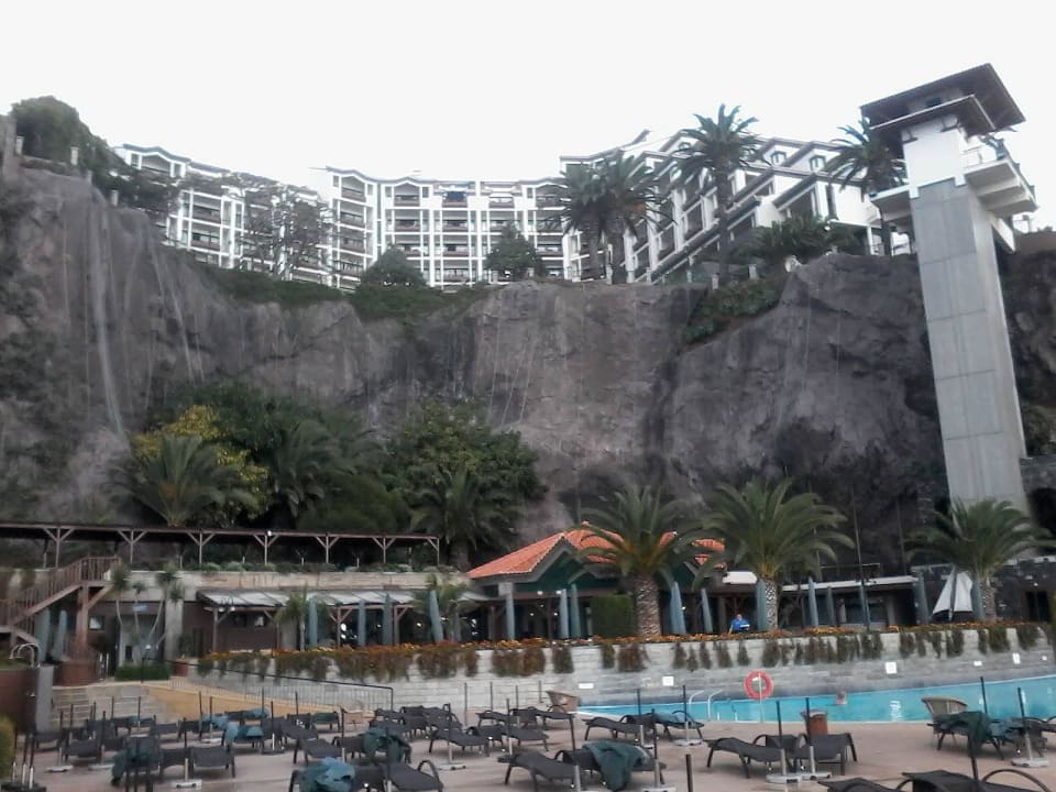 The Cliff Bay Außenansicht von der Sonnenterrasse Hotel The Cliff Bay (PortoBay)