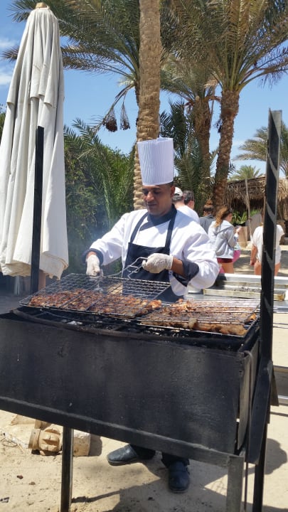 Chicken wird gegrillt. Frisch fürs Mittagessen. Utopia Beach Club