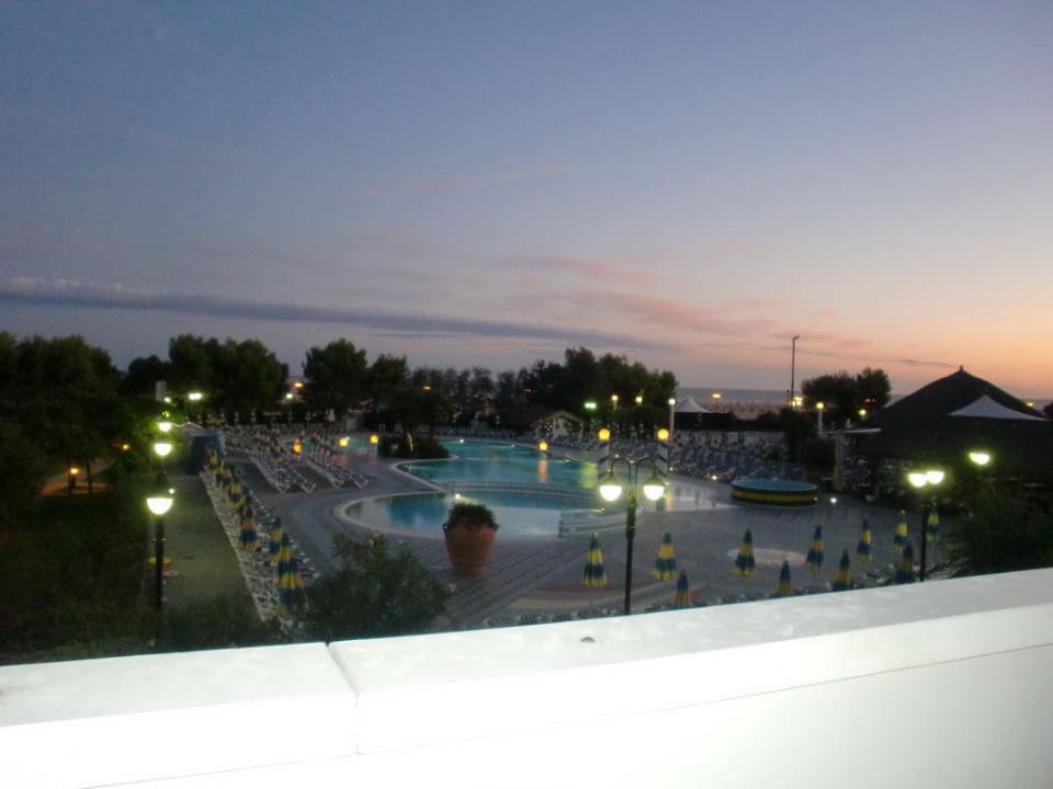 Blick vom Balkon Richtung Pool Aparthotel Holiday