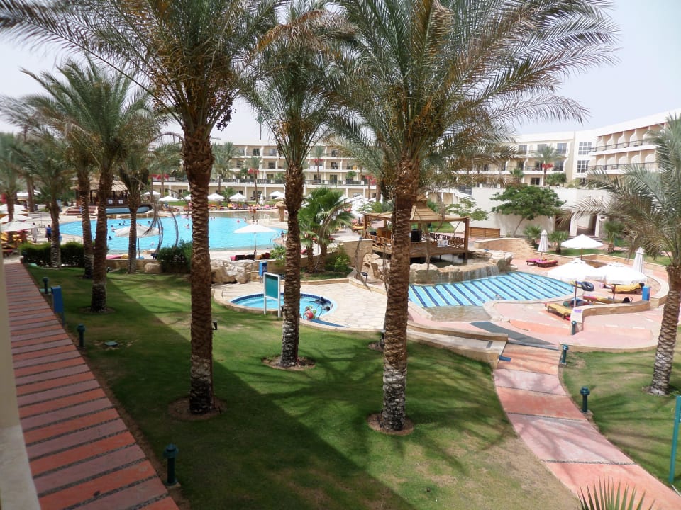 Basen Tropicana z boku Xperience Kiroseiz Parkland Resort