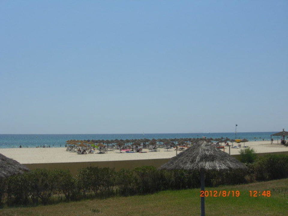 Blick vom Pool zum Strand Hawai Beach Club