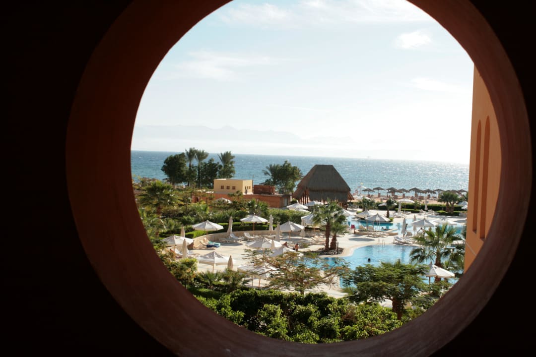 Durchs Loch geschaut Strand Beach Resort Taba Heights