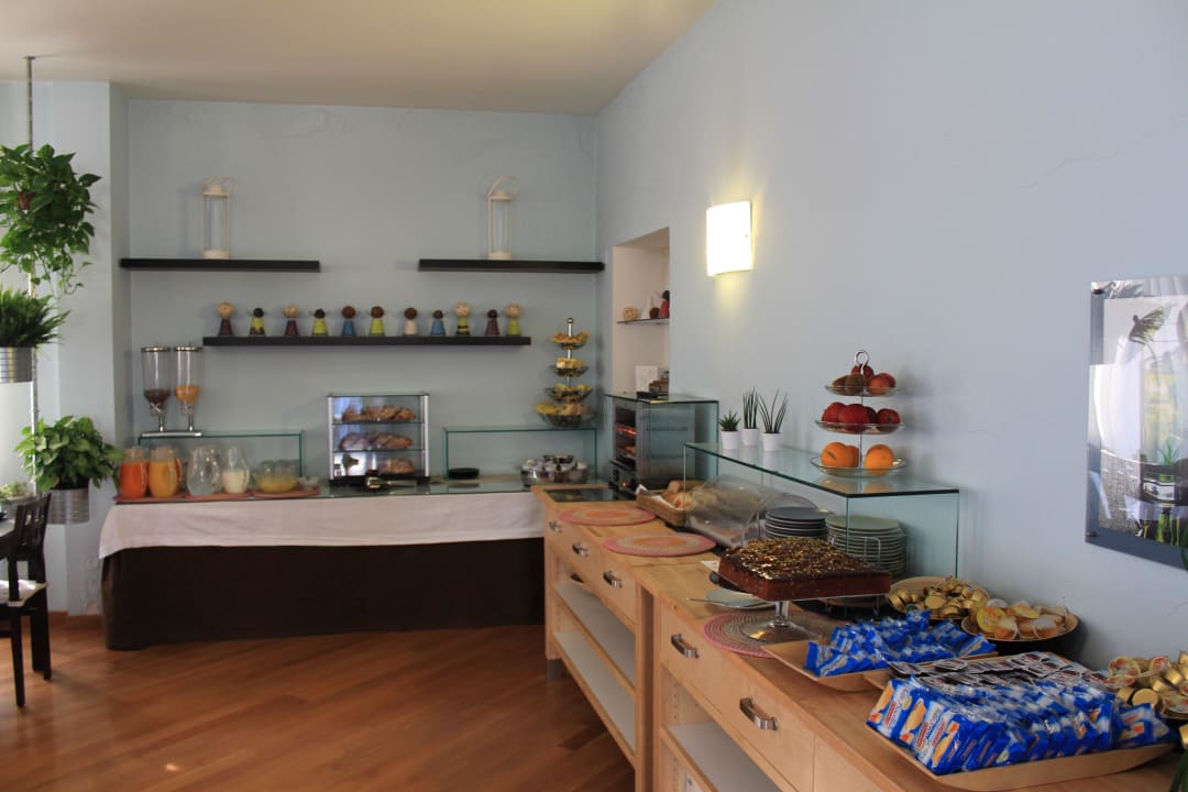 Завтрак на верхнем этаже отеля Hotel Montestella