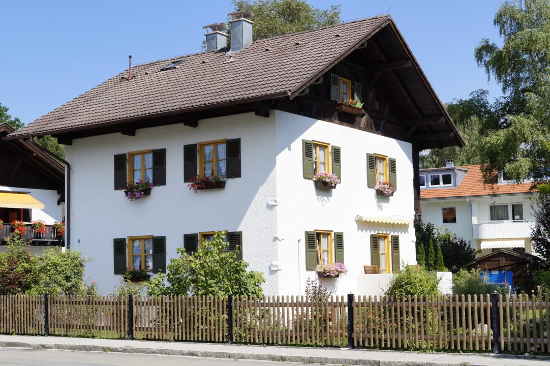 Unser Haus von der Straße aus gesehen Ferienhaus & Ferienwohnung Füssen Ostallgäu