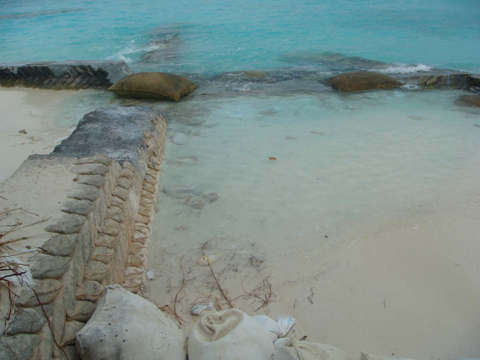 Beschädigter Strandabschnitt NH Collection Maldives Reethi Resort