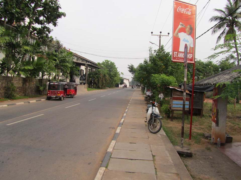 Straße vor dem Hotel Hotel Jetwing Beach