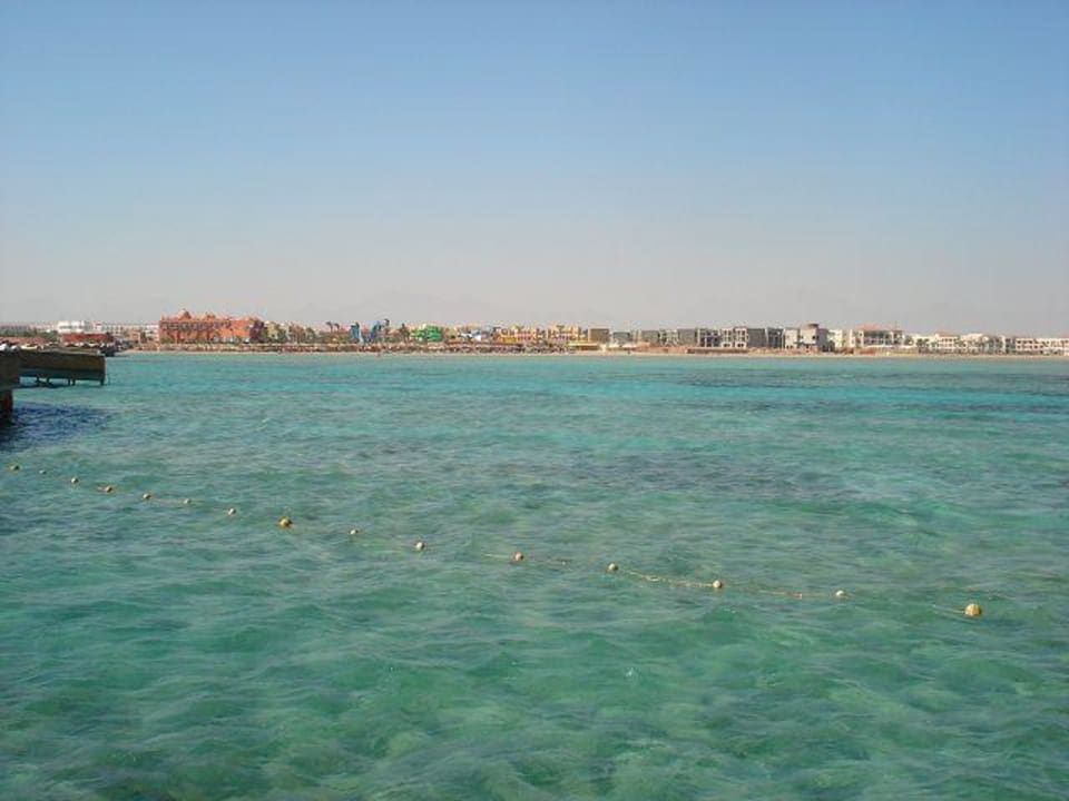 Strand bei Flut vom Steg aus Titanic Beach Spa & Aqua Park