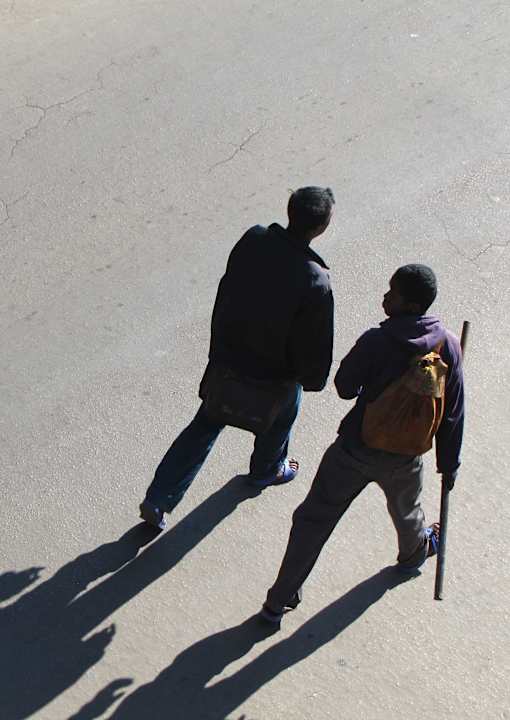 Leute mit Prügeln bewaffnet Hotel Tana Plaza