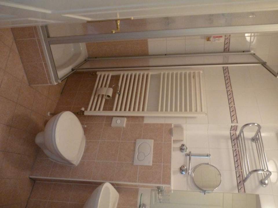 Blick ins Bad (2) Suite Hotel 900 m zur Oper