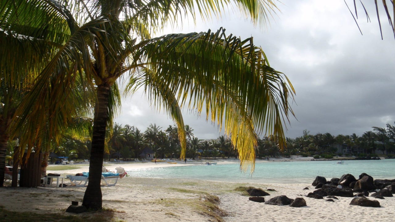 Sicht auf die Hotelanlage vom Strand Shandrani Beachcomber Resort & Spa