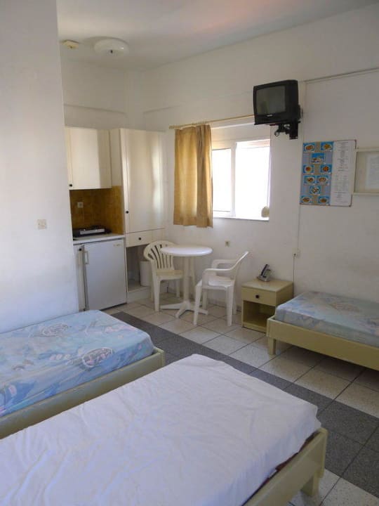 Blick quer durch den Raum Hotel Happy Days