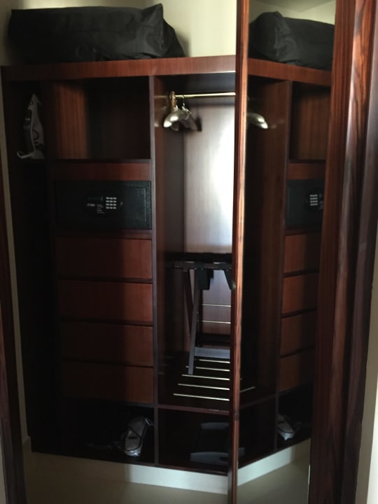 Schrank Fairmont The Palm