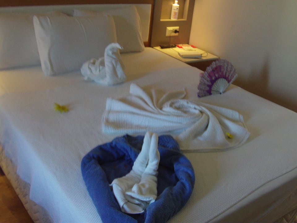 Betten Dekoration im Zimmer 2410 Palm World Side Resort & Spa