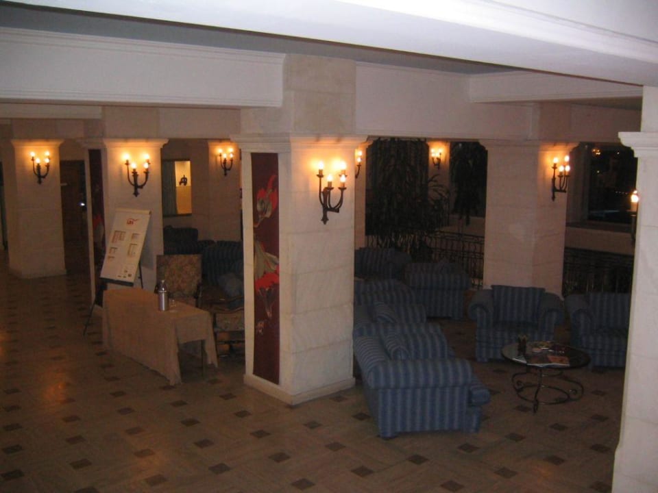 Die Lobby bei Nacht... Hotel Le Mas d'Artigny