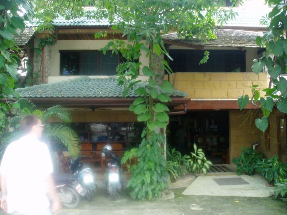 Eingangsbereich von der Straße aus Hotel Kata Happy House