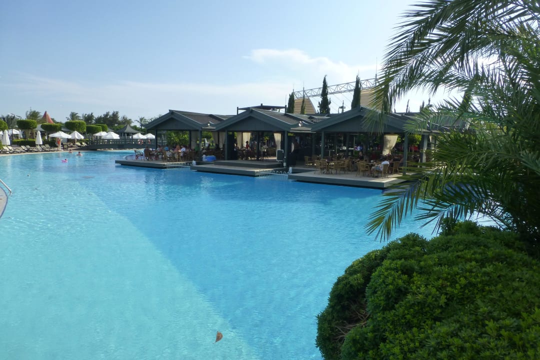 Genug Platz zum Schwimmen Limak Lara Deluxe Hotel & Resort