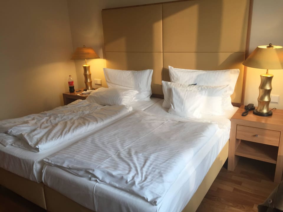 Bett im Doppelzimmer AMERON Köln Hotel Regent