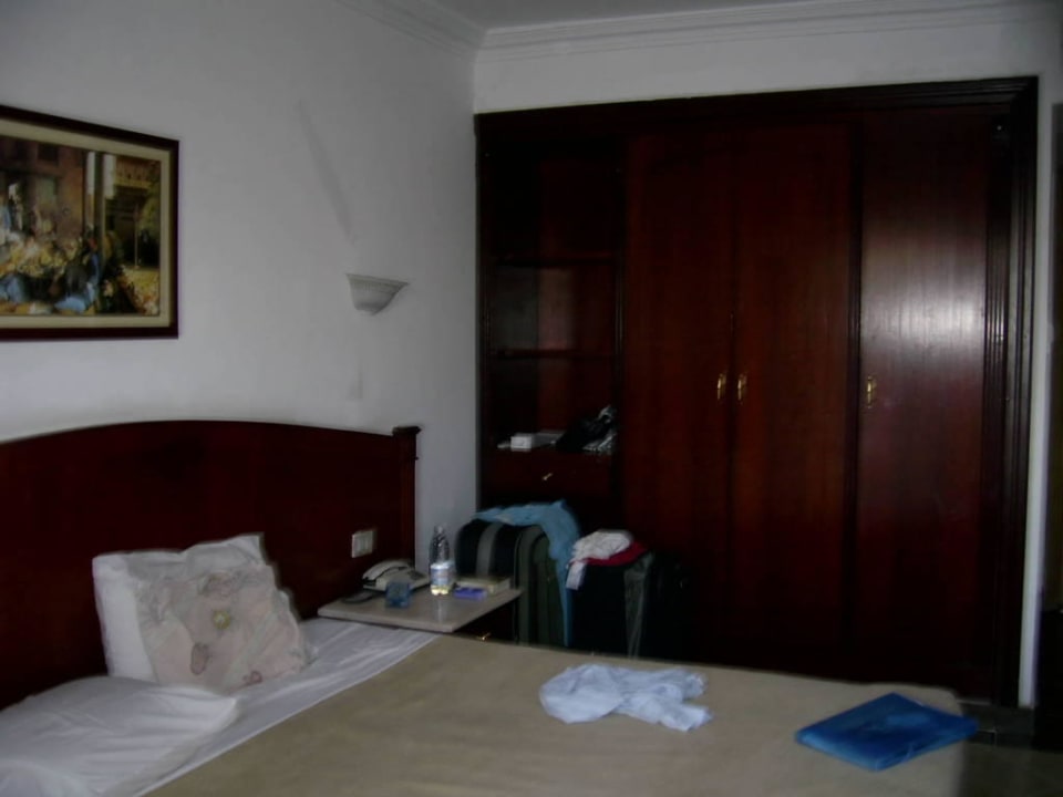 Bett und Kleiderschrank Beach Albatros Resort
