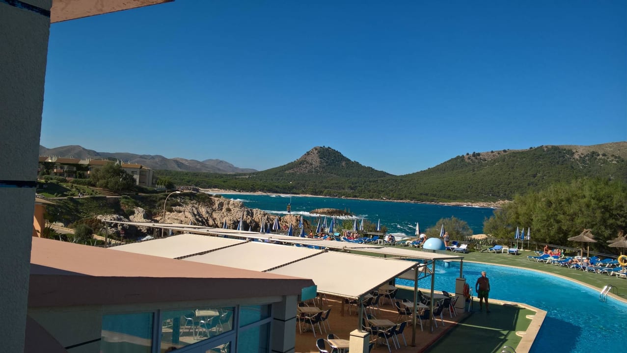 Ausblick auf Pool und Mittelmeer THB Cala Lliteras