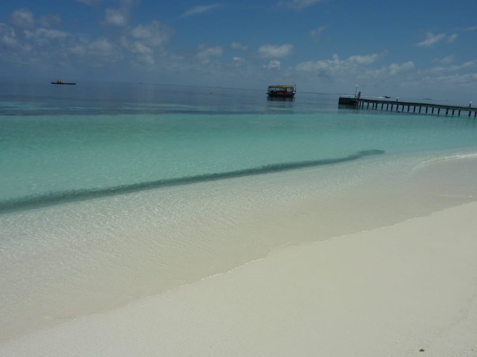Rechter Strandabschnitt vor unserem Bungalow Angaga Island Resort