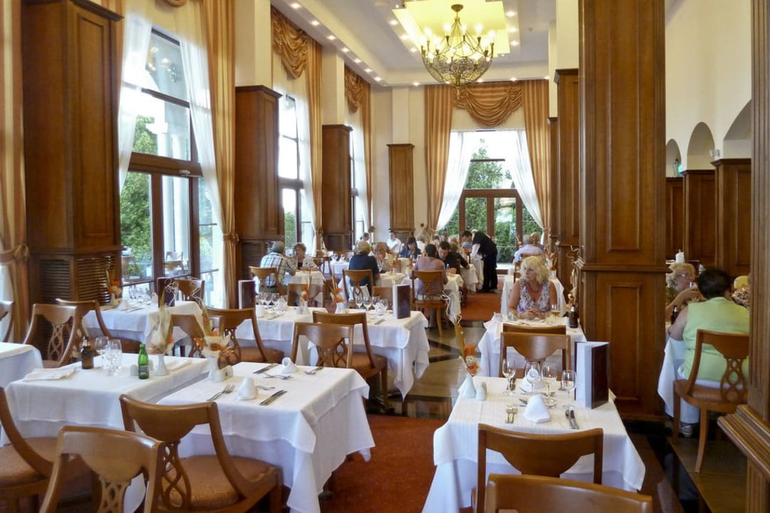 Sehr edel Helena Sands