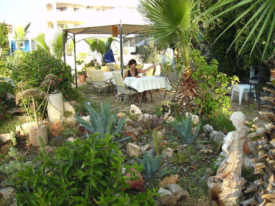 Kleine Pause im Garten Hotel Angel Saadet